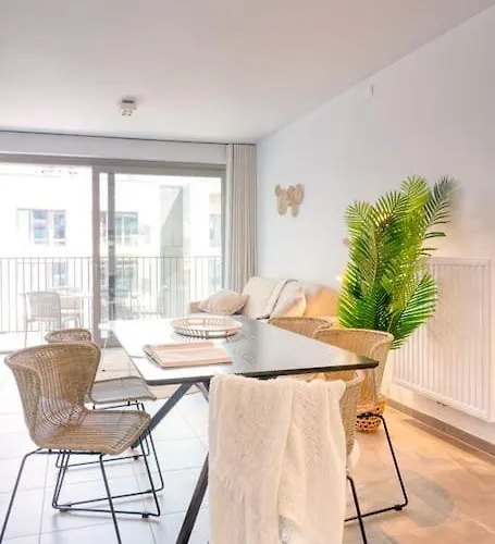 5-Guest Retreat Steps From Ostend Beach